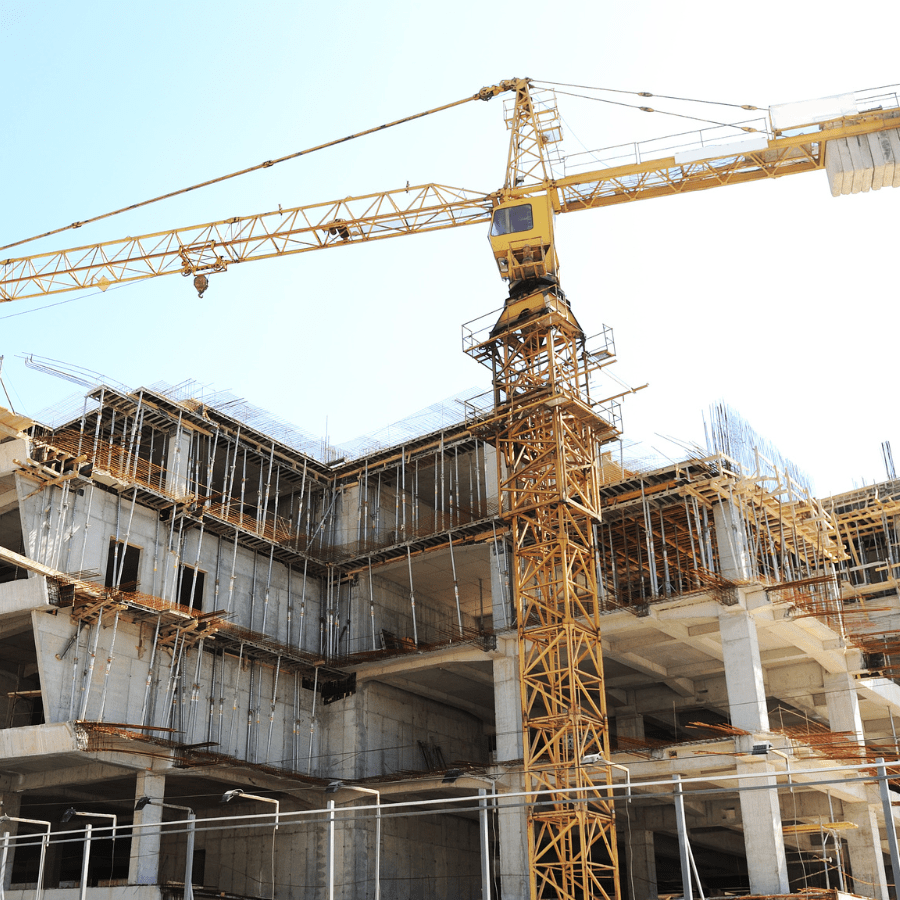 Macara turn galbenă pe șantier de construcții clădire din beton armat – Nomade Construction