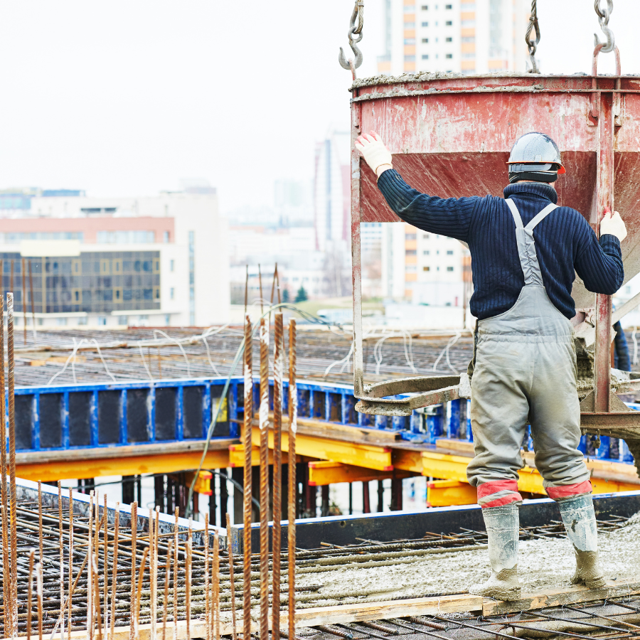 Turnare beton cu benă suspendată – Nomade Construction