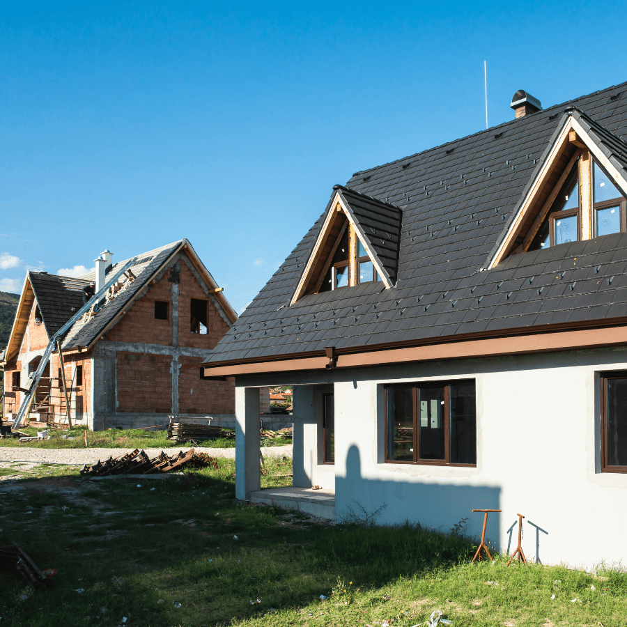 Etapă de construcție a caselor cu acoperișuri moderne în pantă, realizate de Nomade Construction.