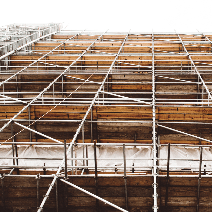 Schelă metalică cu cofraj lemn pentru construcție clădire – Nomade Construction