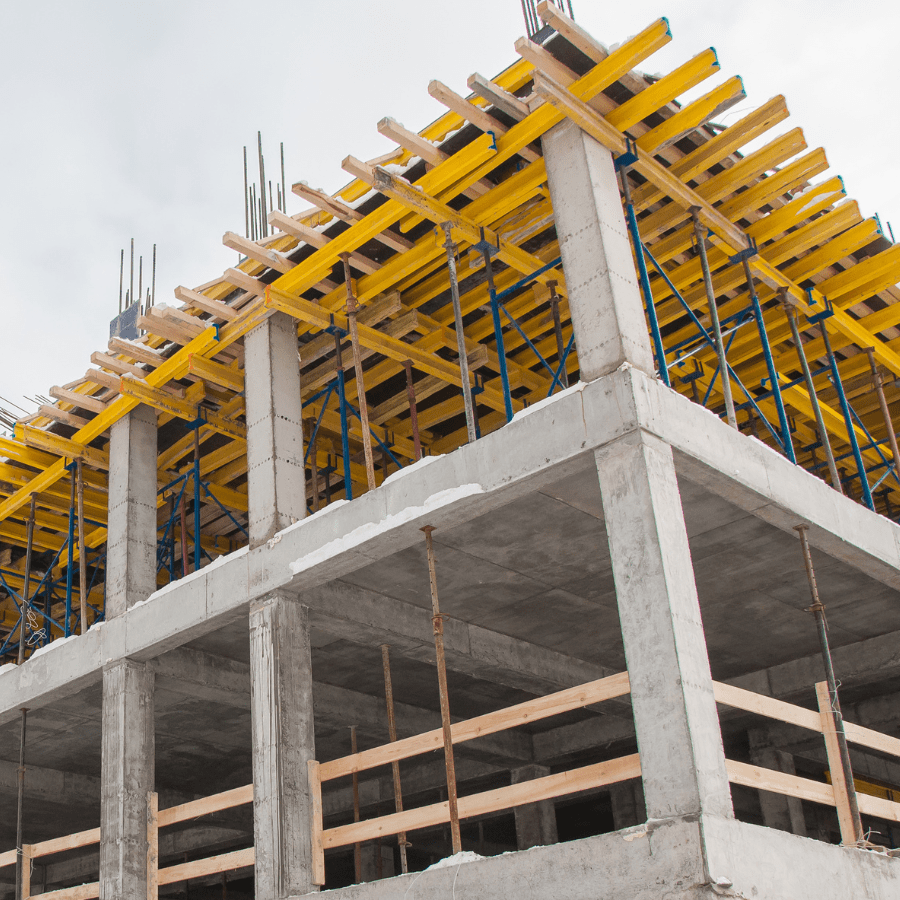 Clădire din beton armat cu cofraje galbene – Nomade Construction