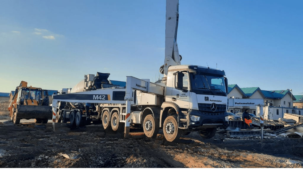 Autopompă de beton Putzmeister M42 pe șantier rezidențial – Nomade Construction